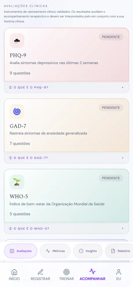 Tela de Avaliações da Maré: no topo, o título 'Avaliações clínicas' e uma nota dizendo que os resultados auxiliam o acompanhamento e são interpretados pelo profissional. Abaixo, os cards das escalas PHQ-9 (Humor e Depressão, 9 questões), GAD-7 (Ansiedade, 7 questões) e WHO-5 (Bem-Estar, 5 questões), cada um com um selo 'Pendente' e um botão 'ⓘ O que é'. Na base, a aba Avaliações está selecionada.