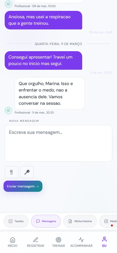 Tela de Mensagens da Maré: no topo, o título 'Mensagens' e a linha 'Canal direto com o seu profissional' com o nome e o CRP. Abaixo, o histórico da conversa: uma bolha recebida à esquerda, com um avatar redondo e o rótulo 'Profissional' mais a data, e uma bolha enviada à direita, na cor do app, com a data e a linha 'Aguardando resposta…'. Embaixo, a caixa 'Nova mensagem' com o campo 'Escreva sua mensagem…', os botões 📎 Anexar e 🎤 Gravar voz, e o botão 'Enviar mensagem →'. Na barra de baixo, as abas Início, Registrar, Treinar, Acompanhar e Eu.