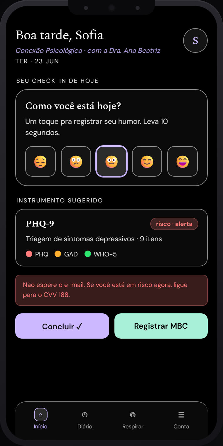 Prévia da skin Alto Contraste no app de quem você acompanha: preto absoluto e branco puro, separação total entre fundo e texto