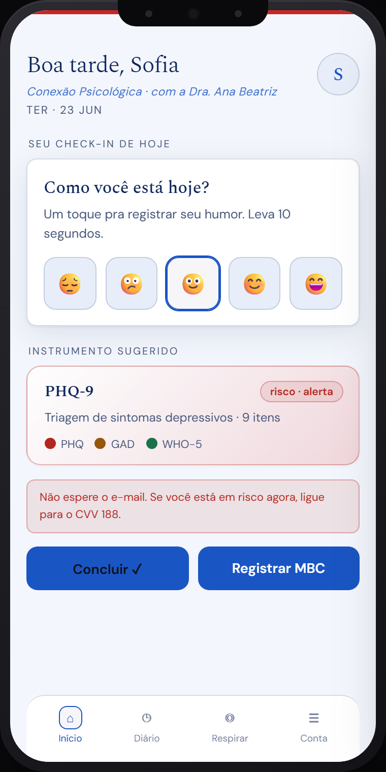Prévia da skin Axé / Capital no app de quem você acompanha: branco-cal luminoso, tinta azul-marinho e filete vermelho heráldico, o par diurno do Recôncavo