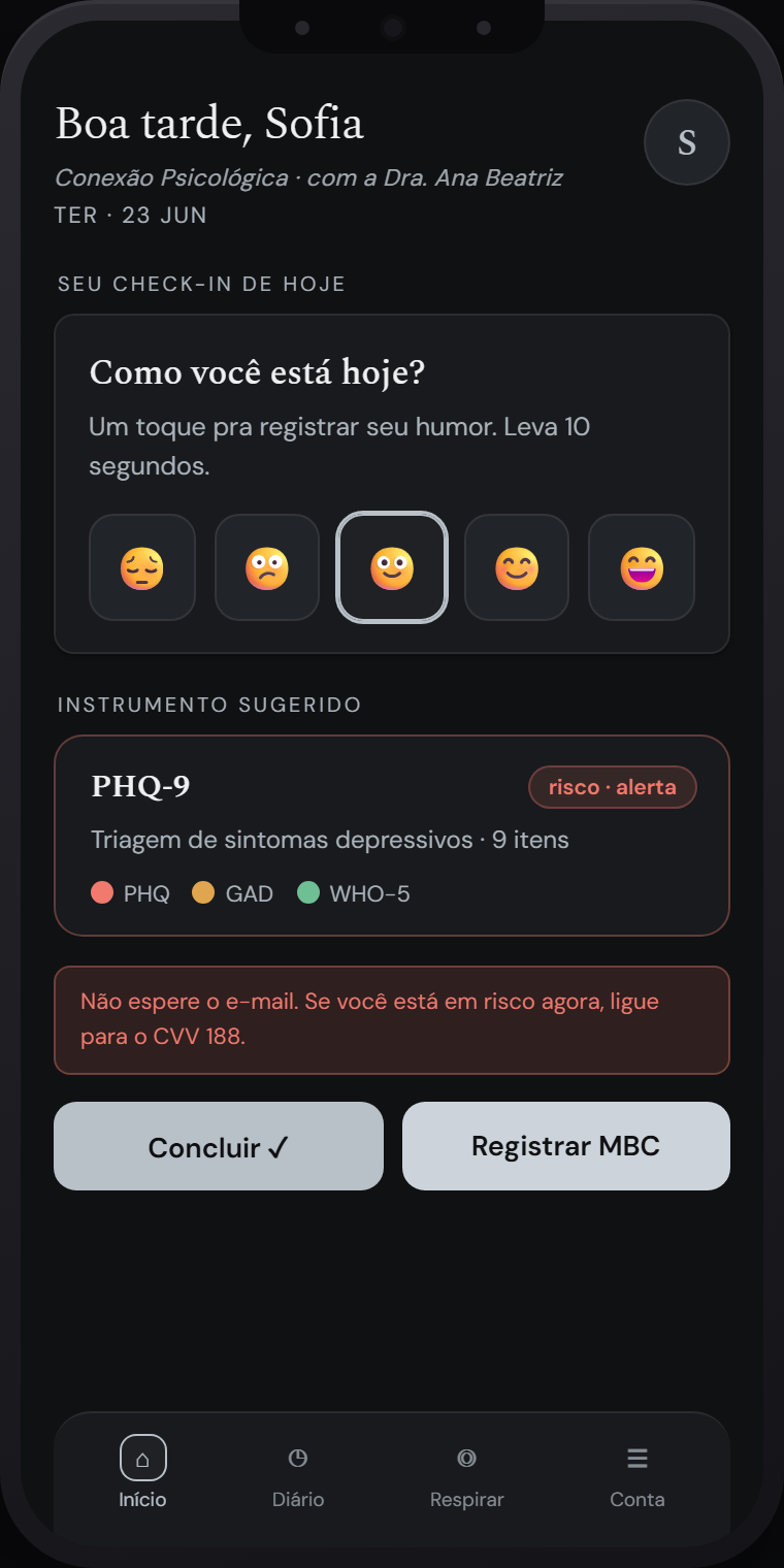 Prévia da skin Minimal Dark no app de quem você acompanha: preto-pedra frio e neutro, texto de altíssima legibilidade na faixa AAA